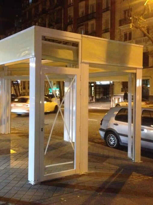 Cerramiento con pérgolas y toldos verticales 02