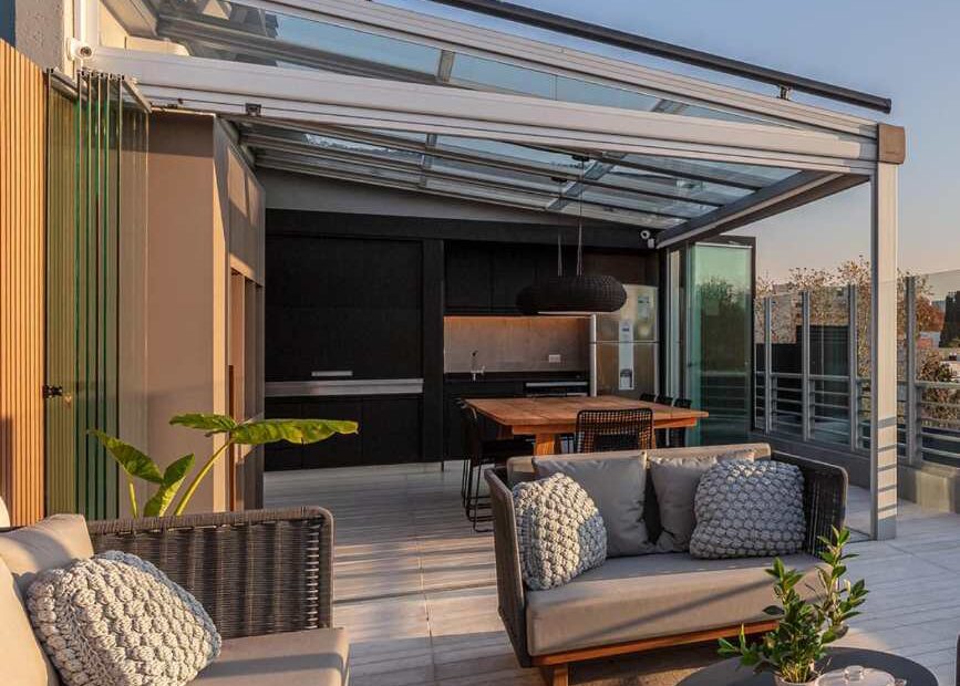 Terraza de cristal moderna con vistas panorámicas.
